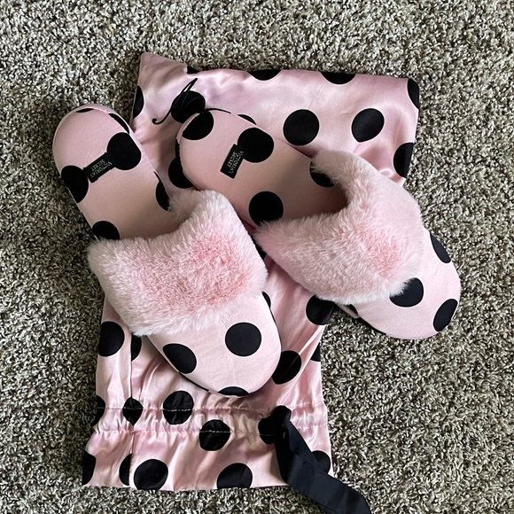 Womens pink and black size medium house shoes - Picture 1 of 3